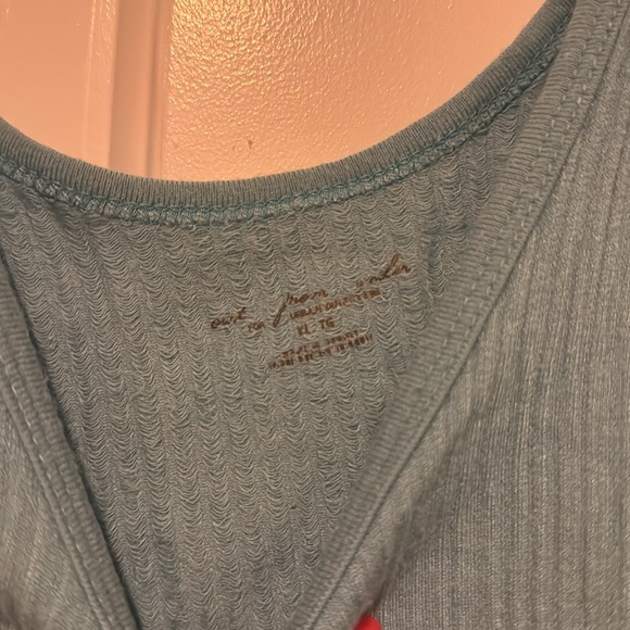 Urban Outfitters out from under top - Picture 2 of 3